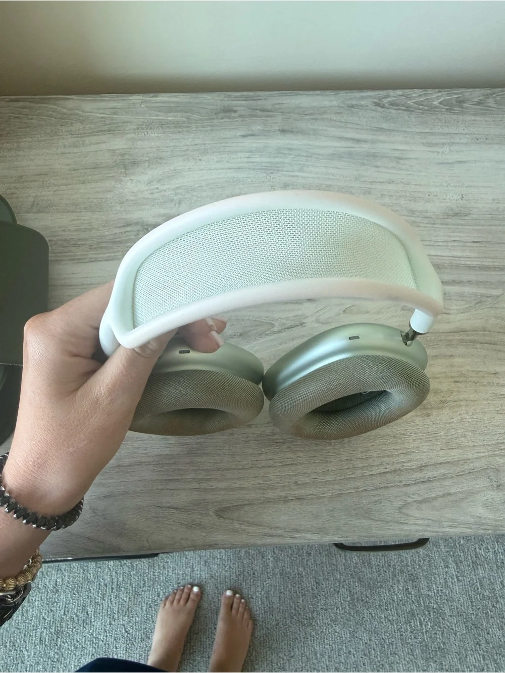 Apple airpod max’s first generation in Light Sage